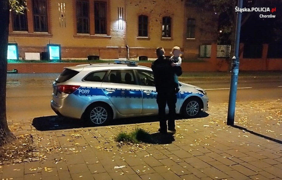 Dziecko było ubrane jedynie w pieluchę i koszulkę /Policja