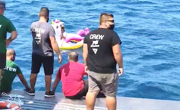 Dziecko dryfujące na dmuchanym jednorożcu. Zobacz dramatyczne nagranie z Grecji