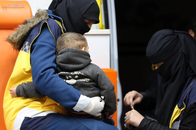 Dziecko ewakuowane z Dumy podczas prewencyjnego szczepienia /AREF TAMMAWI /PAP/EPA