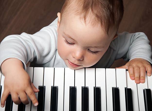 Dziecko grające na instrumencie lepiej się rozwija. /123RF/PICSEL