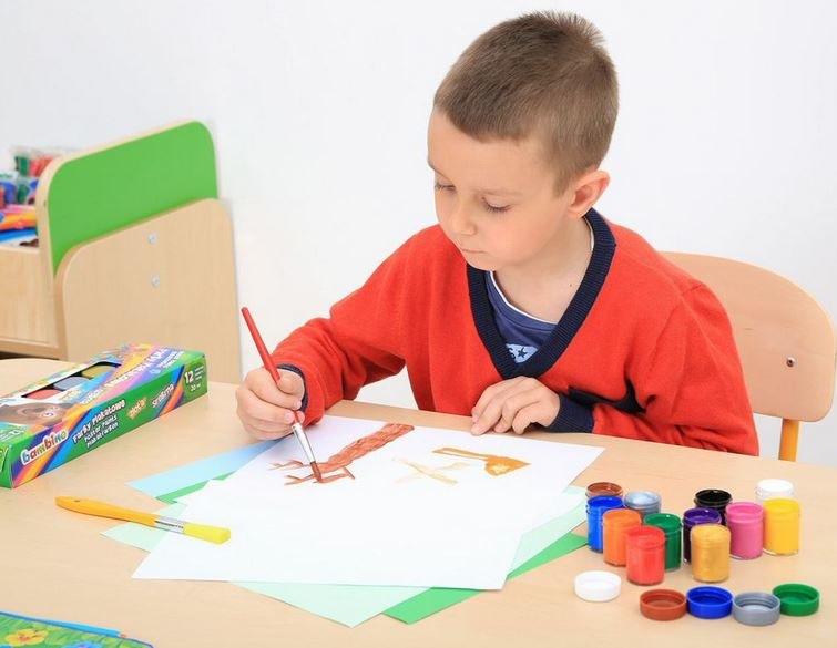 Dziecko malując rozwija swoją twórczą wyobraźnię. /materiały prasowe