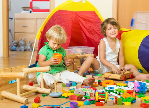 Dziecko może zarazić się wirusem bezpośrednio od innego malca lub przez wspólnie użytkowane przedmioty, np. zabawki /123RF/PICSEL