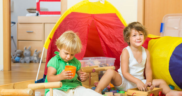 Dziecko może zarazić się wirusem bezpośrednio od innego malca lub przez wspólnie użytkowane przedmioty, np. zabawki /123RF/PICSEL