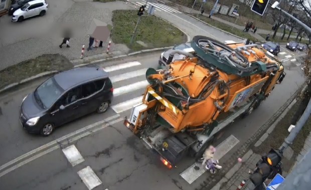 ​Dziecko na rowerku wjechało pod ciężarówkę. Wstrząsający film z Legnicy