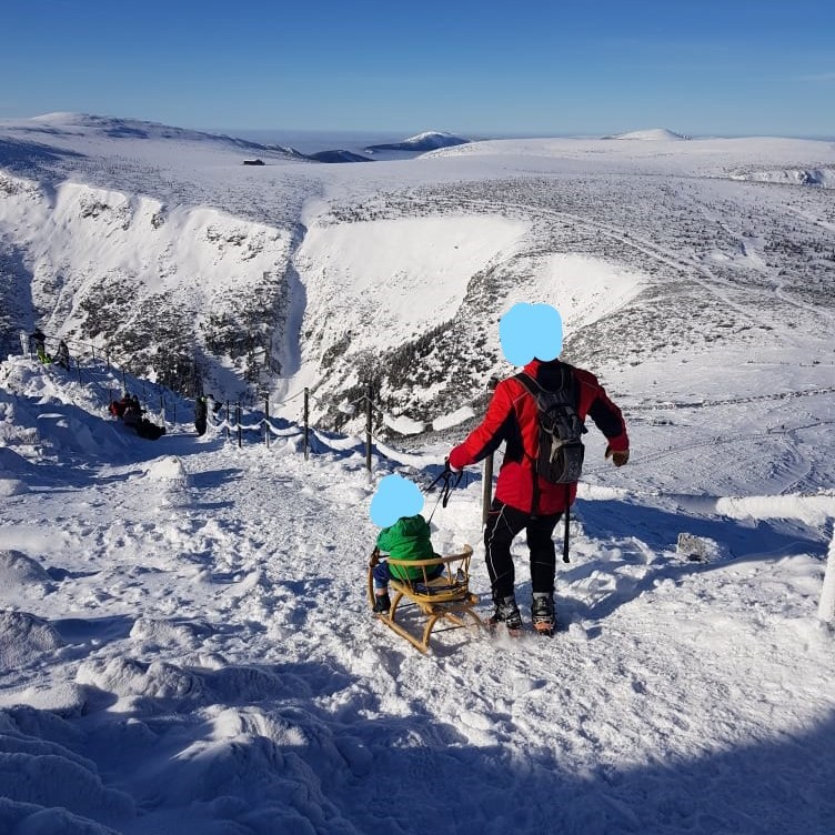 Dziecko na sankach w Karkonoszach /Fot. IK /Karkonoski Park Narodowy