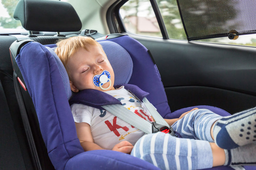 Dziecko nie powinno być unieruchamiane w jednej pozycji (np. w wózku, nosidełku) przez dłużej niż 1 godzinę (na raz) /123RF/PICSEL
