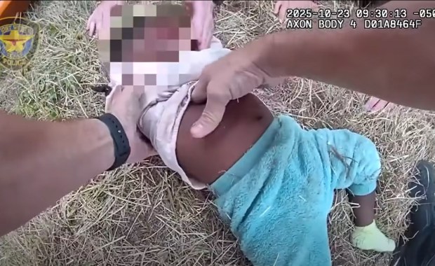 Dziecko po wypadku utknęło pod autem. Bohaterską akcję ratunkową nagrały kamery