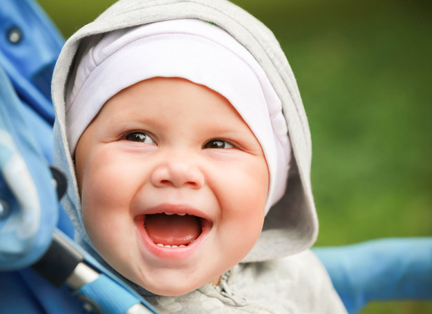 Dziecko podczas solidnego śmiechu łapie spore hausty powietrza, więc jego serce i płuca otrzymują więcej życiodajnego tlenu. /123RF/PICSEL