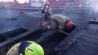 Dziecko poprosiło strażaka o pomoc dla taty. Pożar kamienicy w Zabrzu