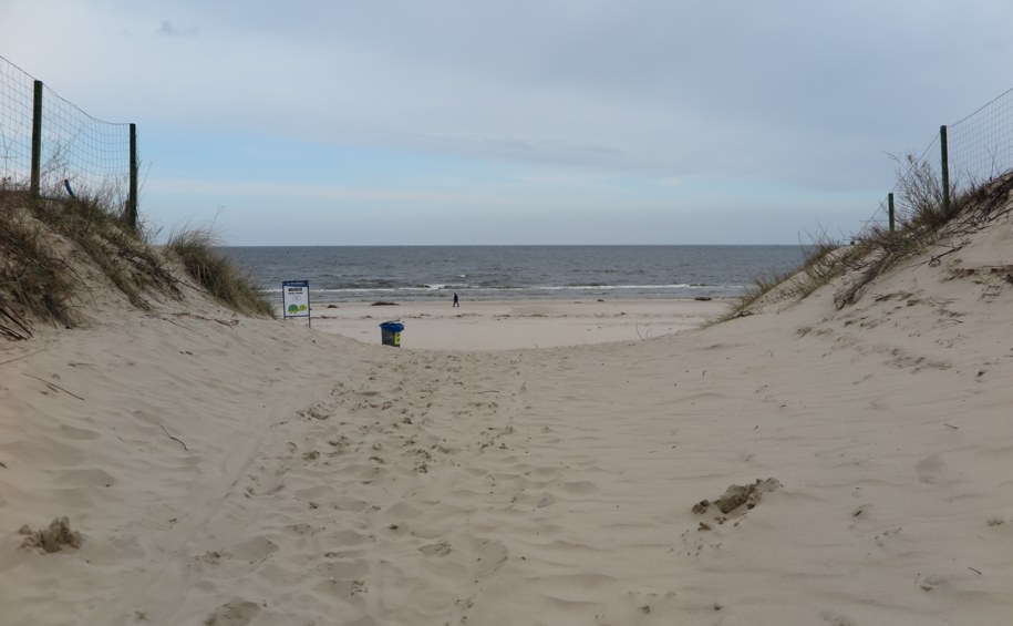 Dziecko przeszło plażą osiem kilometrów. Odnalazło się w Niemczech