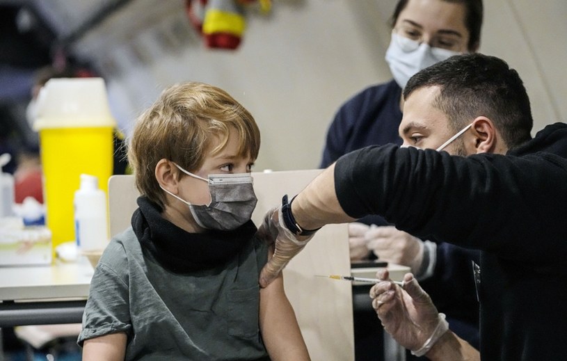 Dziecko przyjmujące szczepionkę przeciw COVID-19, zdjęcie ilustracyjne /AP/Associated Press /East News