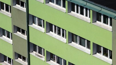 Dziecko spacerowało po parapecie na 7. piętrze. Są zarzuty dla ojca 3-latka