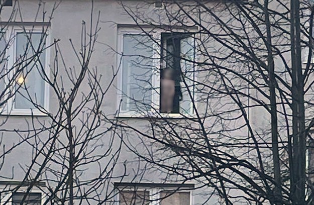Dziecko stoi w otwartym oknie /KPP Kraśnik /Policja