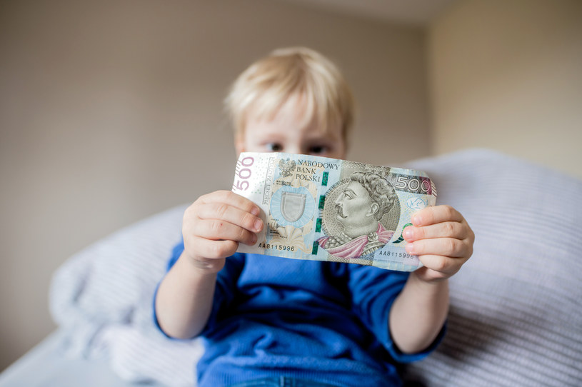 Dziecko trzyma pieniądze. Zdjęcie ilustracyjne /Agencja FORUM