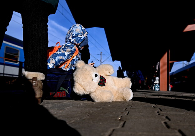 Dziecko uchodźców z Ukrainy na peronie Dworca Głównego PKP w Przemyślu / 	Darek Delmanowicz    /PAP