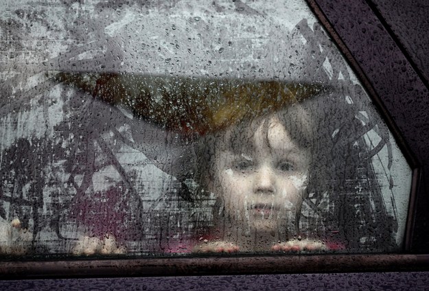 Dziecko uchodźców z Ukrainy przy Centrum Pomocy Humanitarnej w Przemyślu /Darek Delmanowicz /PAP