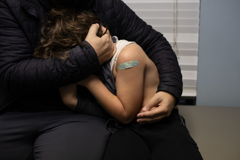 Dziecko w gabinecie pediatrycznym po szczepieniu, zdjęcie ilustracyjne / Emily Elconin/Bloomberg /Getty Images