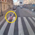 Dziecko wbiegło wprost pod autobus. Rodzice nie zdążyli zareagować