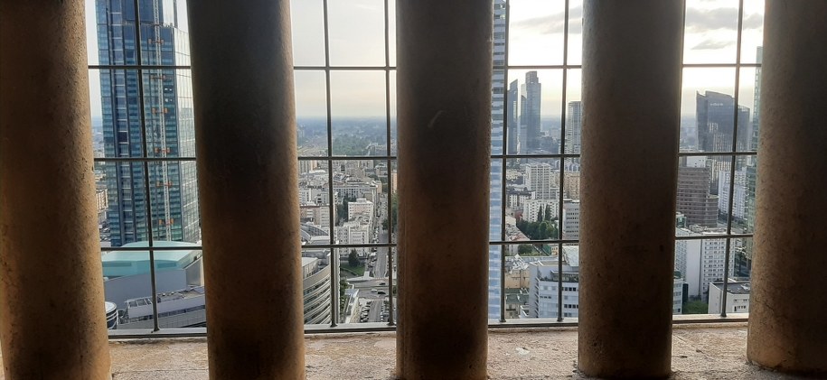 Dziecko włożyło głowę między betonowe filary na 30. piętrze Pałacu Kultury i Nauki /kpt. Stefański Michał /Państwowa Straż Pożarna