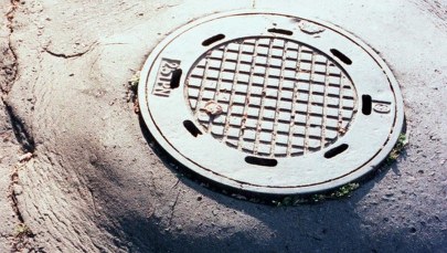 Dziecko wpadło do studzienki kanalizacyjnej. Trzy osoby oskarżone ws. śmierci 5-latka