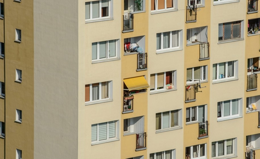 Jędrzejów: 16-miesięczne dziecko wypadło z okna. Zginęło na miejscu
