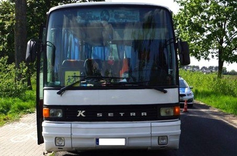 Dziecko wysiadło i przechodziło przed autobusem. Kierowca autobusu był pijany, osobówki trzeźwy /Informacja prasowa