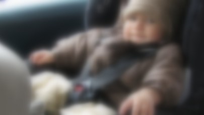 Dziecko zamknięte w aucie. Matka "wyskoczyła" na zakupy 