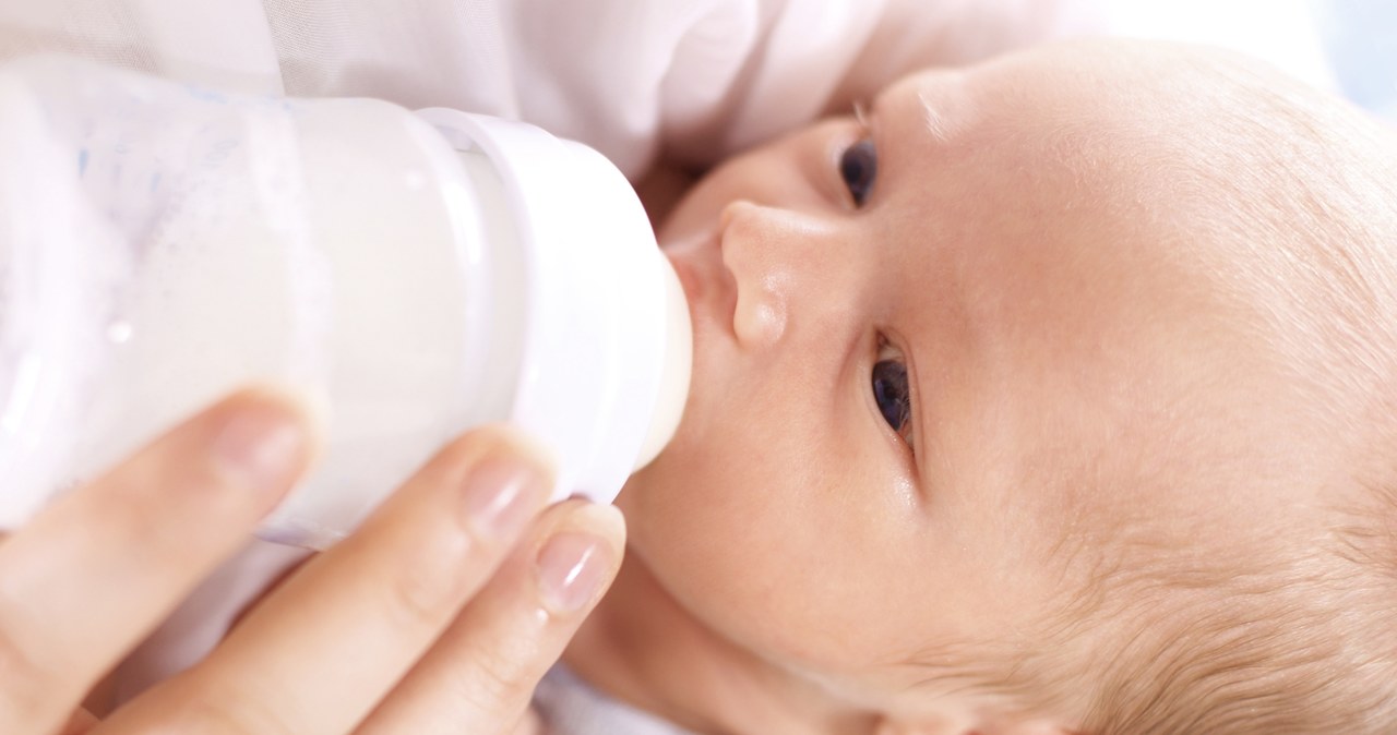 Dziecko ze skazą białkową musi mieć specjalnie dobraną mieszankę - formułę dla alergików /123RF/PICSEL