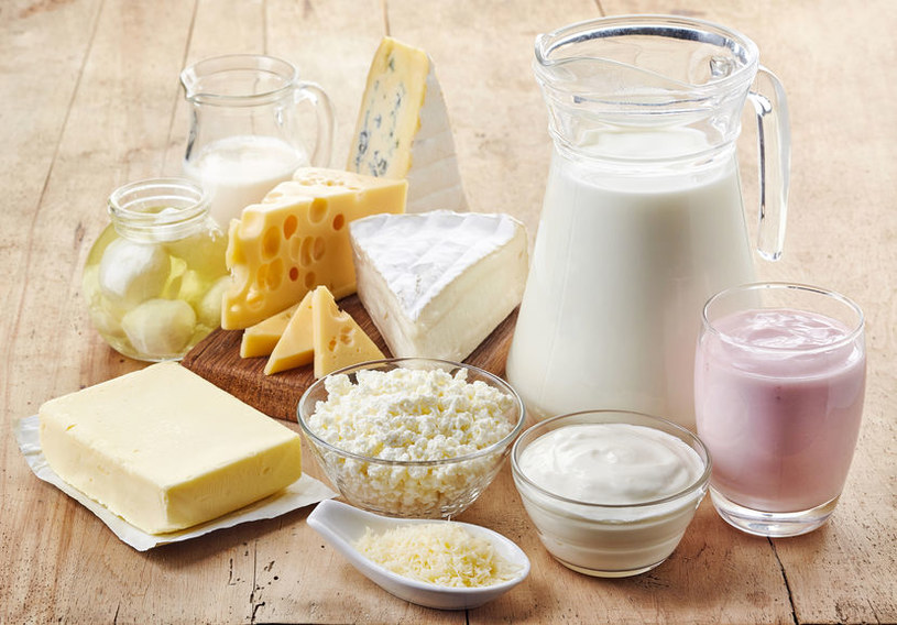 Dziecku z potwierdzoną alergią na białko mleka nie należy podawać również serów, masła, margaryny mlecznej, lodów, naleśników /123RF/PICSEL