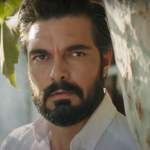 "Dziedzictwo": jaki jest prywatnie Halil Ibrahim Ceyhan? Serialowy Yaman ma wiele talentów 