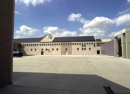 Dziedziniec więzienia w Ittre - miejsce efektownej ucieczki /AFP