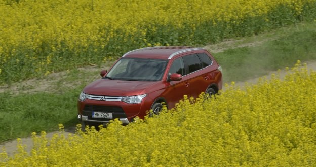 Dzięki 19-centymetrowemu prześwitowi i napędowi 4x4 jazda po polnych drogach jest żywiołem Outlandera. /Motor