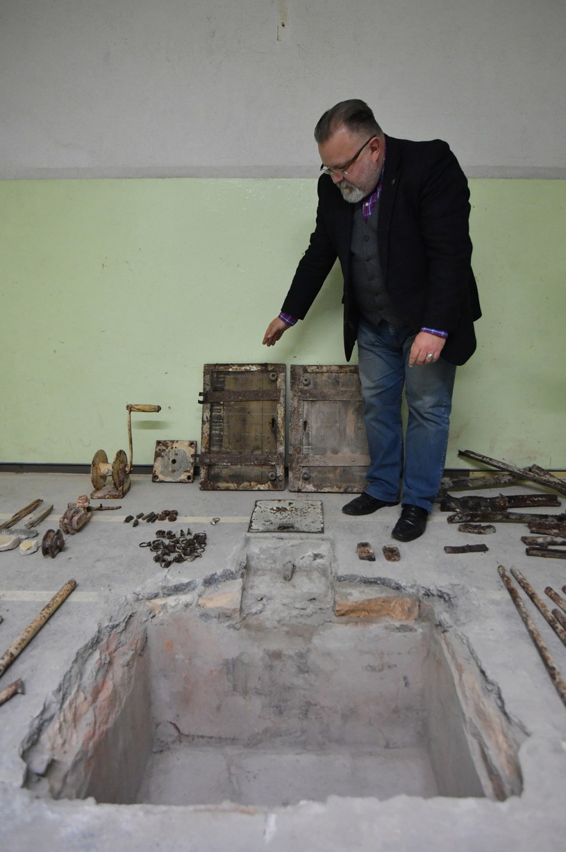 Dzięki analizie materiałów archiwalnych, na terenie aresztu znaleziono ukryte części szubienicy, na której stracono generała Fieldorfa "Nila" /Bartłomiej Zborowski /PAP