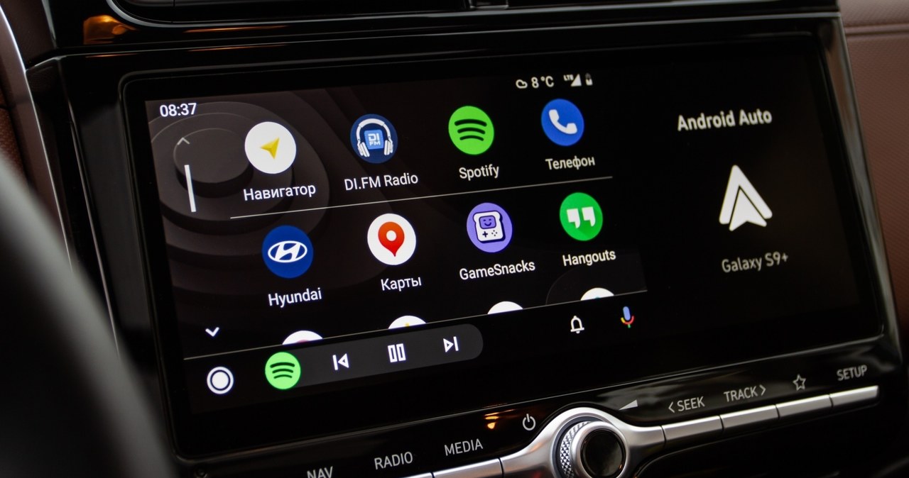 Dzięki Android Auto kierowca nie naraża się na mandat za korzystanie z telefonu /123RF/PICSEL