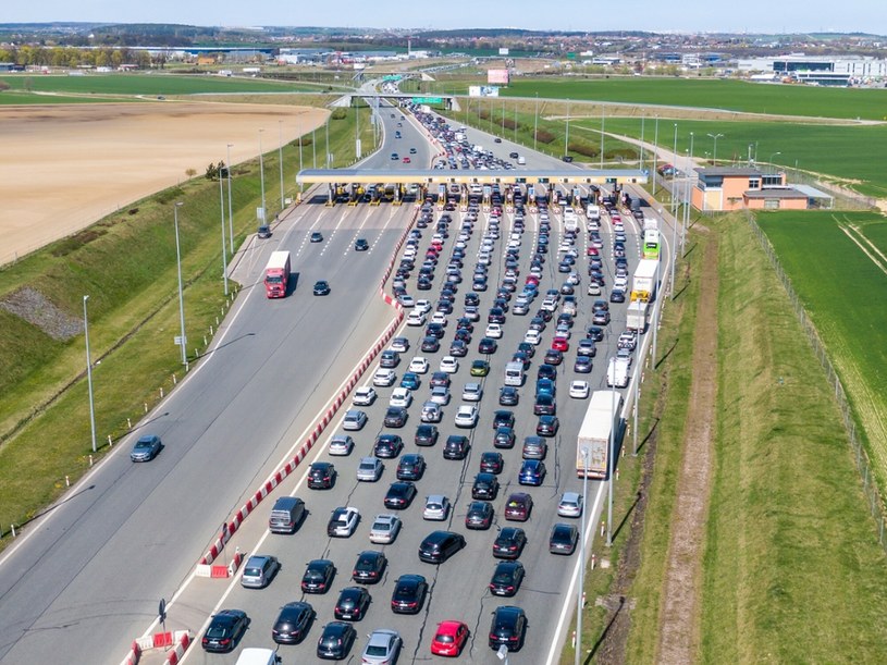 Dzięki aplikacjom mobilnym, opłacenie przejazdów na płatnych odcinkach autostrad będzie łatwiejsze. /Przemek Swiderski/REPORTER /East News