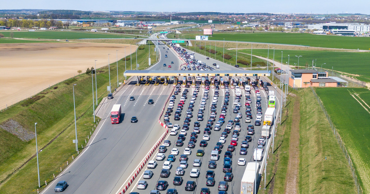 Dzięki aplikacjom mobilnym, opłacenie przejazdów na płatnych odcinkach autostrad będzie łatwiejsze. /Przemek Swiderski/REPORTER /East News