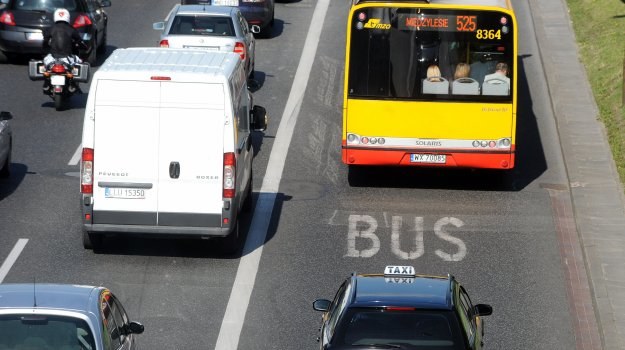 Dzięki buspasom czas przejazdu autobusem na Trasie Łazienkowskiej w Warszawie uległ skróceniu o około 30 proc. /Motor