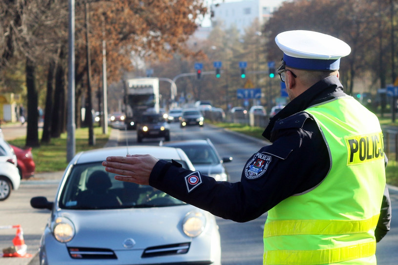 Dzięki CEK policjanci już podczas kontroli na ulicy wiedzą np. ile kierowca ma punktów i czy nie przekroczył ich dopuszczalnej liczby /Łukasz Kaczanowski/Polska Press /East News