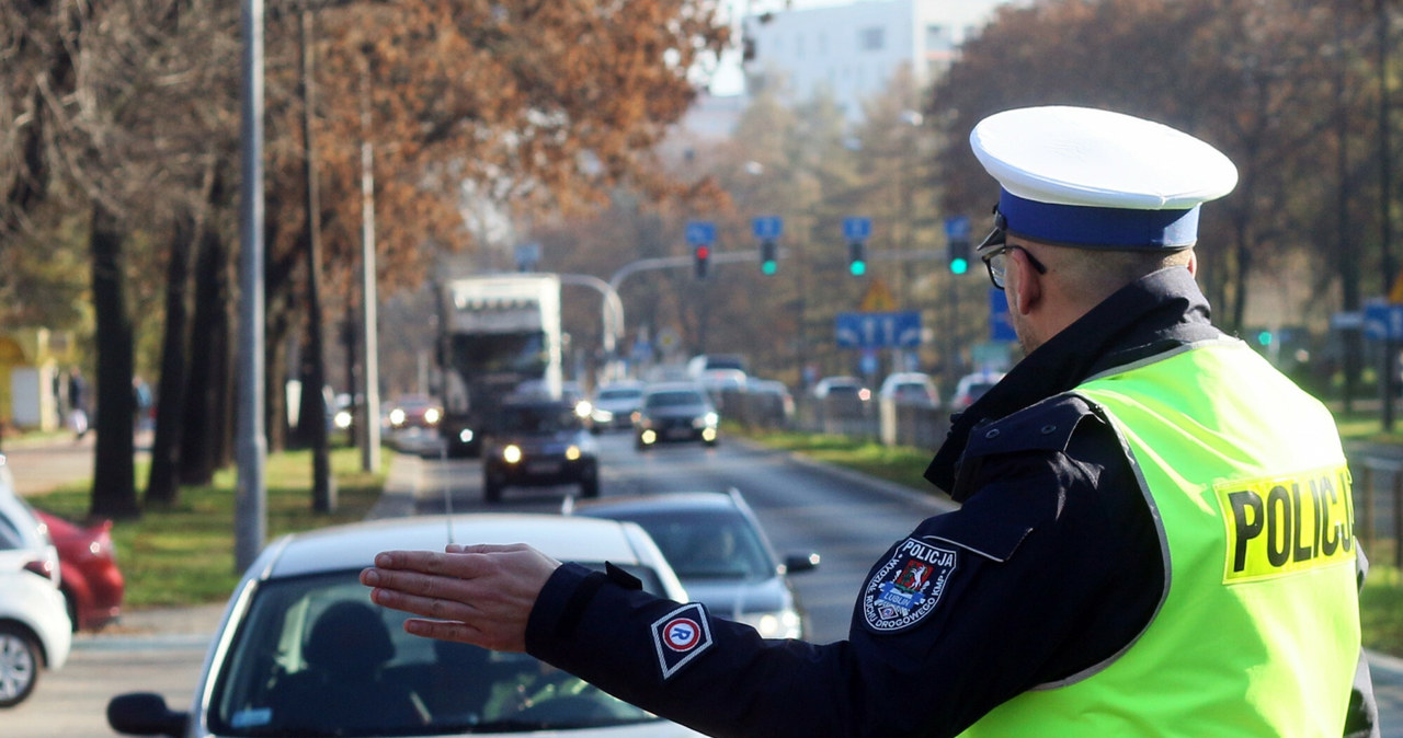 Dzięki CEK policjanci już podczas kontroli na ulicy wiedzą np. ile kierowca ma punktów i czy nie przekroczył ich dopuszczalnej liczby /Łukasz Kaczanowski/Polska Press /East News