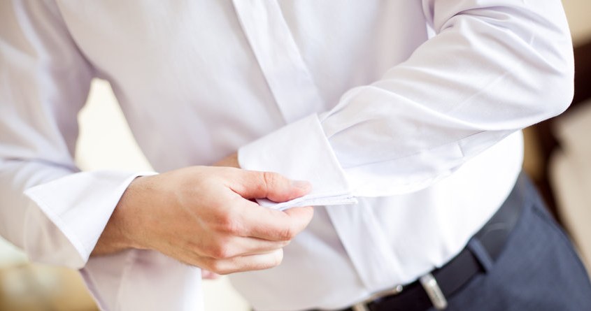 Dzięki domowym sposobom szybko i skutecznie pozbędziemy się plamy z koszuli