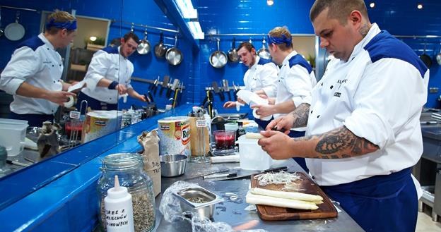 Dzięki drużynie Niebieskich goście "Hell's Kitchen" w końcu coś zjedli /Polsat