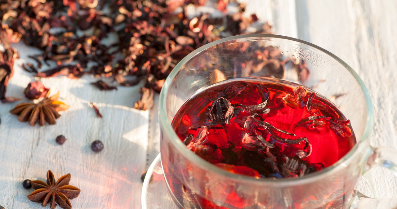 Dzięki dużej zawartości przeciwutleniaczy hibiskus obniża nie tylko ciśnienie krwi, ale też stężenie złego cholesterolu /123RF/PICSEL