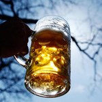 Dzięki dyskontom Polacy piją tańsze piwo