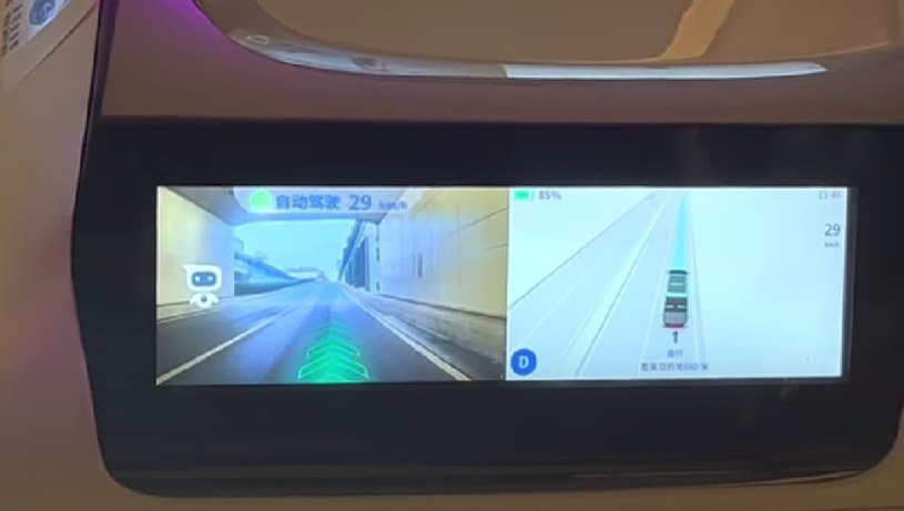 Dzięki ekranom umieszczonych nad przednią szybą pojazdu pasażerowie mogą obserwować jazdę autonomicznego autobusu / autor filmu: CN Walking / YouTube /YouTube