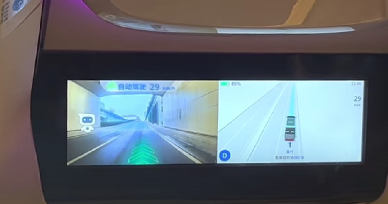 Dzięki ekranom umieszczonych nad przednią szybą pojazdu pasażerowie mogą obserwować jazdę autonomicznego autobusu / autor filmu: CN Walking / YouTube /YouTube