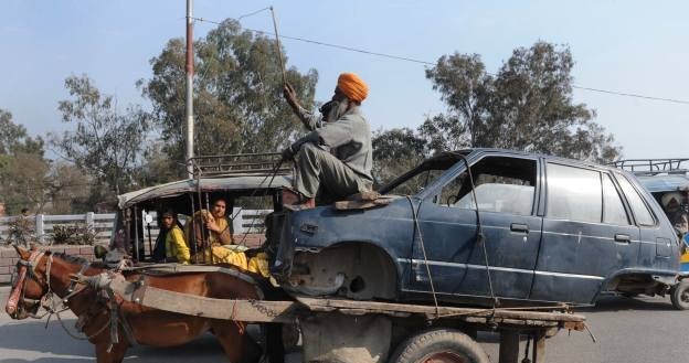 Dzięki Facebookowi policja z New Delhi wystawiła już 665 mandatów /AFP