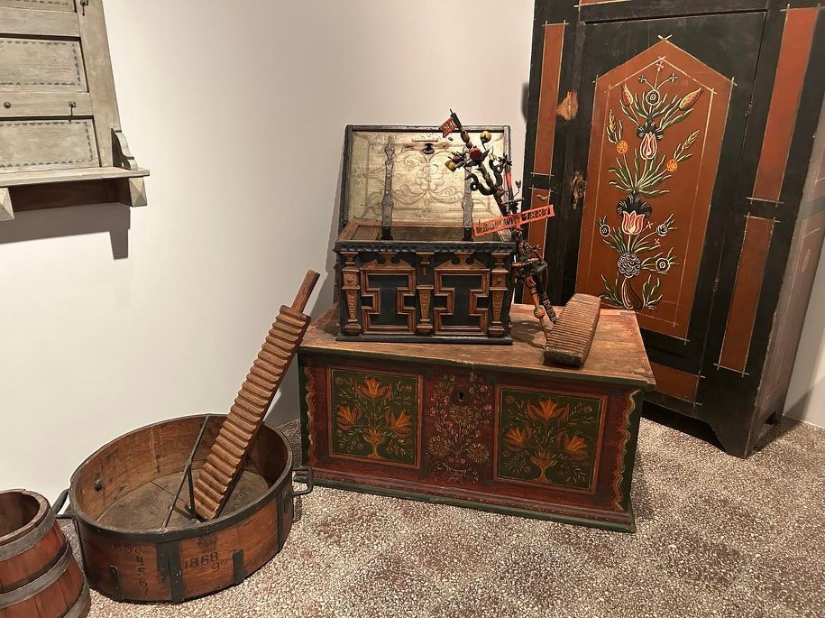 Dzięki heblom stolarze mogli produkować zaawansowane technicznie, mocne konstrukcyjnie i estetyczne meble oraz elementy wykończeniowe. /Aneta Łuczkowska /RMF FM - reporter