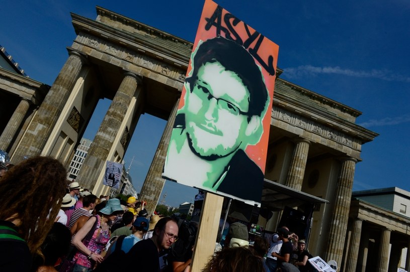 Dzięki informacjom ujawnionym przez Edwarda Snowdena, "Der Spiegel" nagłośnił fakt szpiegowania przez NSA smartfonów /AFP