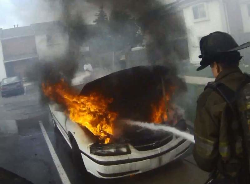 Dzięki kamerze zamontowanej na hełmie możemy zobaczyć, jak naprawdę pracują strażacy /YouTube