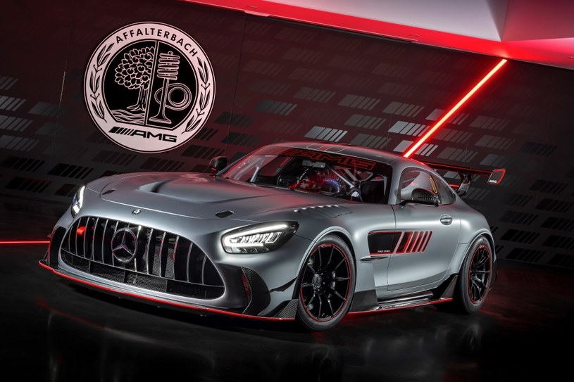 Dzięki karbonowym elementom nadwozia czy desce rozdzielczej waga Mercedesa-AMG GT Track Series nie przekracza 1400 kg /Informacja prasowa